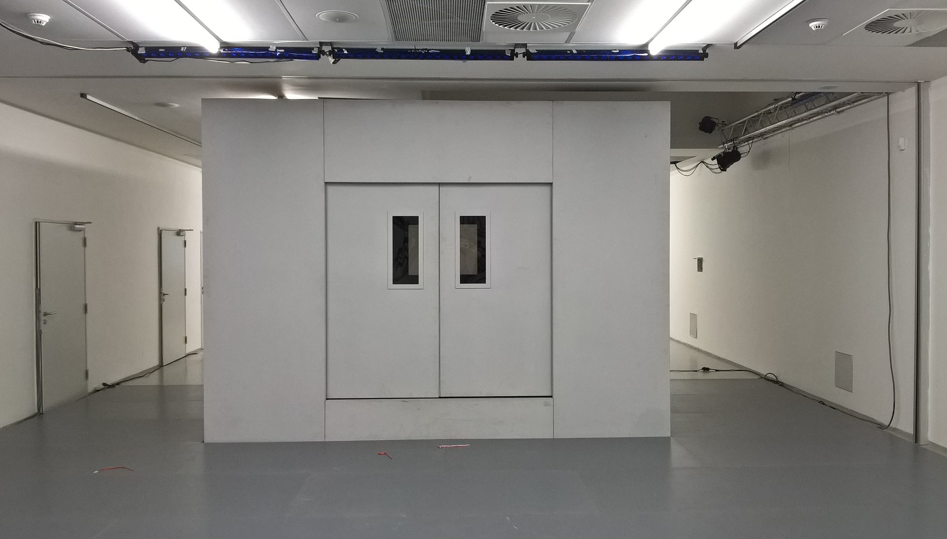 Výtah  / scénický objekt pro soubor Farma v jeskyni